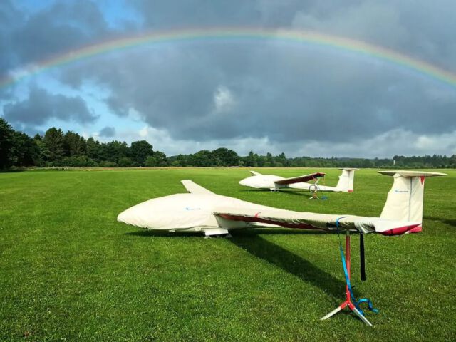 🌧️🌈☁️🌞🌬️ Das dänische Wetter ist einfach nur wild... Aber heute wird geflogen! 🛩️

#segelfliegen #soaring #gliding #pilotlife #flying #pilotslifestyle #globalgliding #cockpitview #flying #fliegen #aviation #pilot #köln #flighttraining #pilotlicense #avgeek #soobock #europameisterchaft #em #em23 #jegc2023 #jegc #juniorchampionships #wettbewerb  #ls4