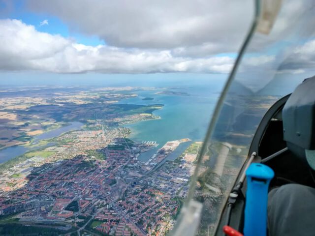 Geburtstagsflug über Dänemark:
Nachdem das dänische Wetter in den letzten Tagen das Fliegen bei der Junioreneuropameisterschaft in Arnborg unmöglich gemacht hat, konnte @hck_nils heute pünktlich zu seinem Geburtstag einen Hammerflug hinlegen. Durch den noch immer starken Wind gab es perfekte Wolkenstraßen, unter denen kaum gekurbelt werden musste. Die Tagesaufgabe war schnell erledigt, und oben drauf gab es einen wunderschönen Blick über die Küste Dänemarks. Eine willkommene Entschädigung für den Sturm der letzten Tage, dem viele Zelte zum Opfer gefallen sind.