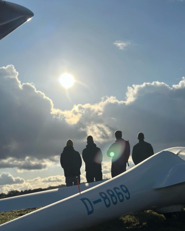 Einige unserer Flugzeuge sind bereits für die Winterwartung abgebaut. Jedoch hatten wir am vergangenen Sonntag nochmal ein paar schöne Flüge. Trotz Regen und durch den Wind gefühlt winterlichen Temperaturen haben wir es uns nicht nehmen lassen, bis zum Sunset zu fliegen 🌅😍 #segelfiegen #soaring #gliding #pilotlife #flying #pilotslifestyle #globalgliding #cockpitview #flying #fliegen #aviation #pilot #köln #flighttraining #pilotlicense #avgeek #soobock #sunset